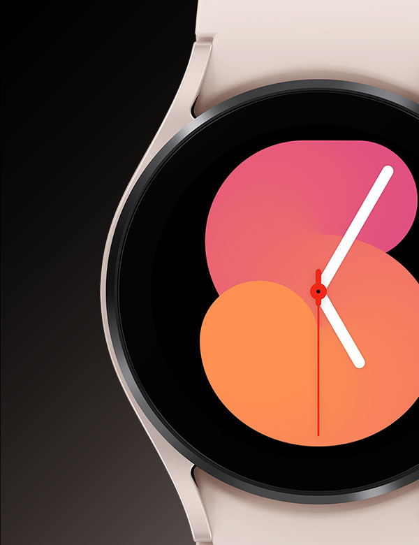 粉金色Galaxy Watch5裝置正展示正面的錶面，上方正顯示數目字「5」。